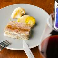 クラシックな田舎風パテにドライイチジクを合わせた一品です。コショウをやや強めに効かせ、緑のコショウの酢漬けを加えることでコクをプラス。イチジクの甘みとコショウのスパイシーさが濃厚な味を引き立てます。