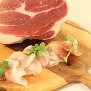 オーダーが入ってからスライスする生ハムは口の中でとろけます
棒状のパン、グリッシーニとご一緒に