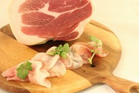 オーダーが入ってからスライスする生ハムは口の中でとろけます
棒状のパン、グリッシーニとご一緒に