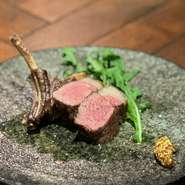 信頼できる精肉店から仕入れられている鮮度の良いもつ。鮮度の良さは臭みを残さないことにつながるといいます。さらに何度も茹でこぼす丁寧な下処理により、臭みを無くしプリプリした食感だけを残しているそうです。