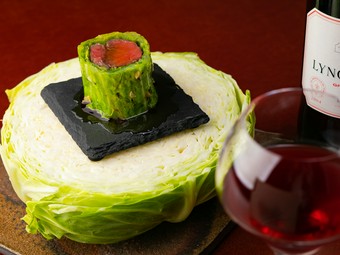 キャベツの甘みを最大限に楽しめる『キャベツと牛ヒレ肉の低温コンフィー』