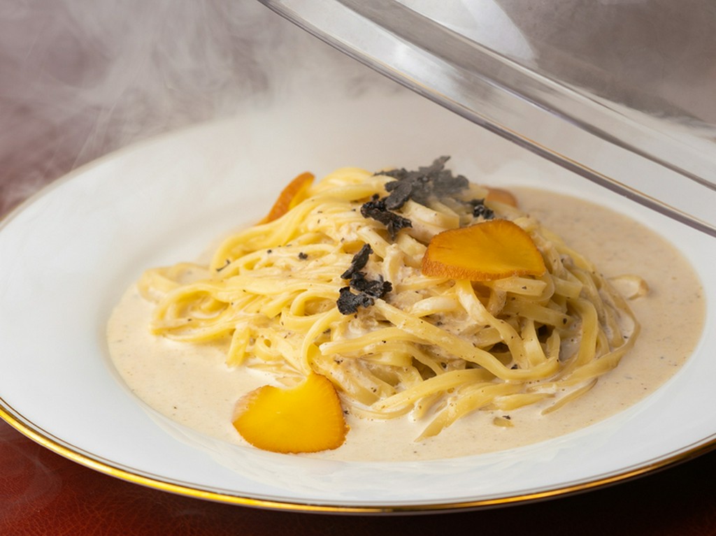 和のエッセンスを絶妙にブレンドした『黒トリュフといぶりがっこのカプチーノ風　瞬燻仕立て』