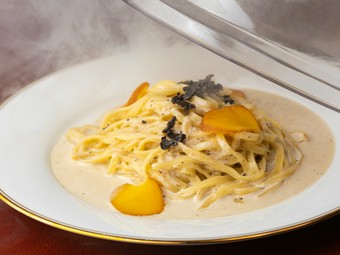 和のエッセンスを絶妙にブレンドした『黒トリュフといぶりがっこのカプチーノ風　瞬燻仕立て』