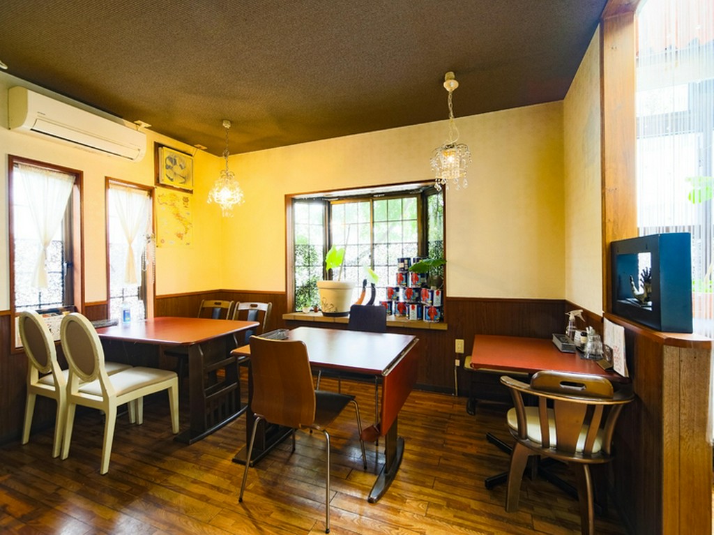 ゆったりした店内。人数に応じてテーブルは自由に配置可能