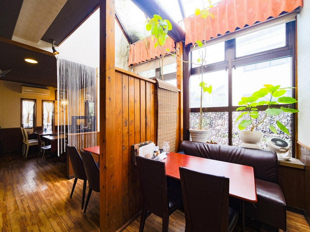 個人宅のような半個室的スペースも。天窓から陽光が降り注ぎます