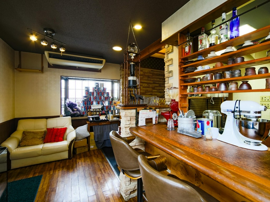 カウンター席があり、一人でもゆったりくつろげる雰囲気