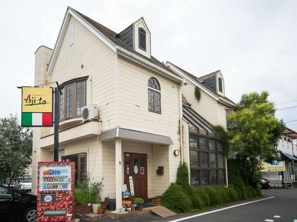 お店はまるで個人宅のよう。駐車スペースも広々