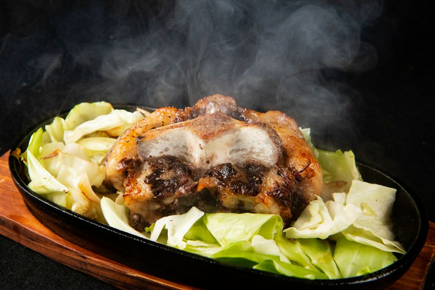 柔らかい黒毛和牛を堪能『黒毛和牛テールの塊鉄板焼』