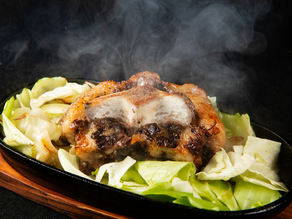 柔らかい黒毛和牛を堪能『黒毛和牛テールの塊鉄板焼』