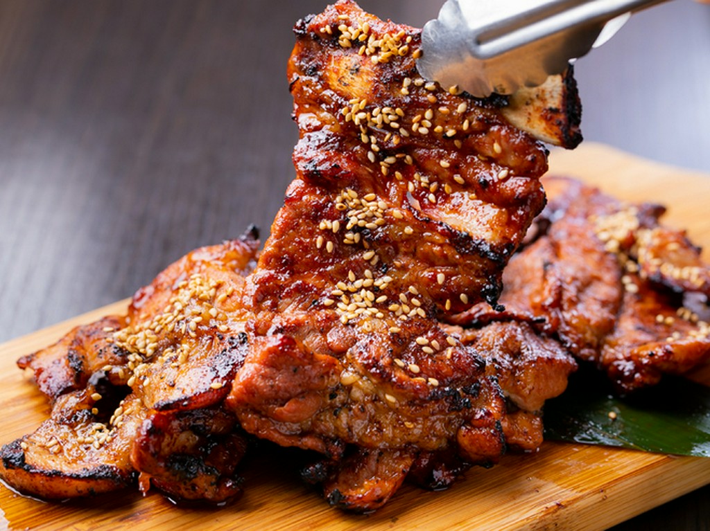 店No.1の看板メニュー。中までしっかり旨みの染み込んだ『骨付きカルビ 炭火焼き ～ねぎ塩味～』