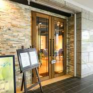 フレンチを肩肘張らずに楽しんでいただきたい、そんな店主の想いから始まった【VisーaーVis】。本格的なフランス料理をリーズナブルな価格で提供。はじめてフレンチに触れるカップルにもオススメできるお店です。