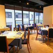 神戸の海をイメージした青がアクセントを効かせる、カジュアルな印象の店内。「差し向かいで…」を意味する店名のように、大切な人と気軽に楽しめるお店づくりがモットー。特別な日だけでなく日常使いも歓迎です。