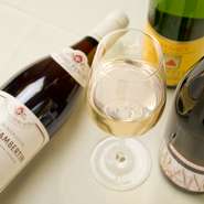 ワインは主にフランス産。ブルゴーニュ・ボルドー・アルザスなど、各地方の特色が強く出ているもの優先的にセレクトしているとのこと。料理に合わせたオススメワインの相談もできます。