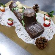 毎年クリスマスには豪華食材によるフレンチフルコースを用意。フォアグラのソテーをはじめ、珠玉の品が彩る聖なる夜。デザートは自家製ビュッシュ・ド・ノエルをお好みのサイズに切り分けて提供してくれます。