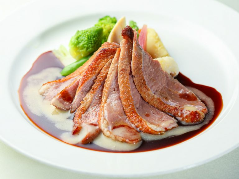 鮮やかなロゼが際立つ『バルバリー種鴨のポワレ マデラ酒と赤ワインのソース』