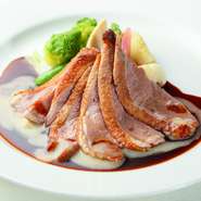 「バルバリー種」の鴨をメインに迎えたひと皿。絶妙な火入れで美しいロゼに仕上がった鴨肉を、マデラ酒風味の赤ワインソースをたっぷりとかけていただく、人気メニューです。