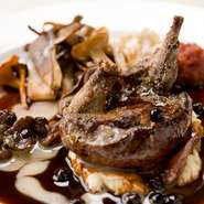 秋から冬にかけてのお楽しみ。ヨーロッパより届けられるジビエ。ソースもそれぞれの素材からジュを取っているため、ひと皿のなかでジビエ特有の野性味と歯ごたえ・風味を存分に楽しめます。