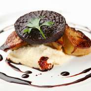 かつてシェフが在籍したレストランのスペシャリテを再現。大根の甘煮にアレンジとして加えたセロリラブのピューレが絶妙の相性です。　※現在は前菜に追加で承ります（￥3300up）