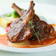 “また食べたい”という幸せな余韻をもたらす逸品。骨付きの仔羊肉と、仔羊のジュからつくったソースにタイムの香りが華やぎます。サイズにより1本もしくは2本での提供となります。