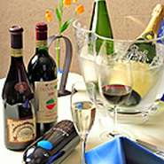 料理に合わせてセレクトされたワイン。好みに合わせた提案も可能のため、気軽にご相談を。