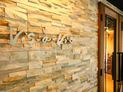 フランス語で「差し向かいで…」を意味する【VisーaーVis】