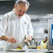 コース内容の打ち合わせも可能。誰かを喜ばせたい特別な日は事前の相談がオススメです。アレルギーや苦手な食材だけでなく、好きな食材や“以前食べたあの味が忘れられない”といったリクエストにも応じてくれます。