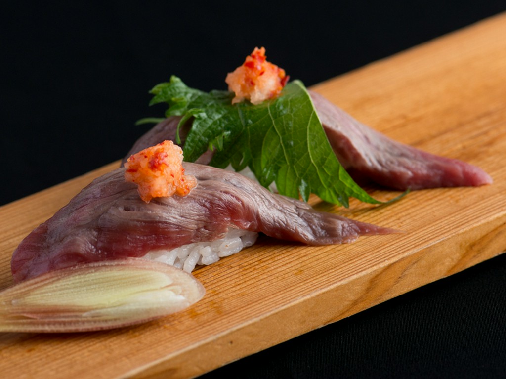 肉そのものの味をしっかり満喫できる『馬刺と馬刺の握り』