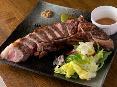 赤身と脂身のバランスが良いサーロインを、溶岩石グリルでじっくりと焼き上げた『国産トマホーク』