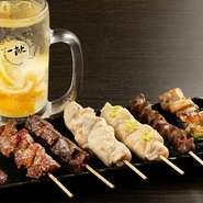 朝締めの豚や大山鶏を使った串焼き6本の盛り合わせです。その時々でよい部位が使われており、大ぶりでジューシー。タレと塩から好きな方を選べます。鮮度が自慢なので塩がオススメだとか。