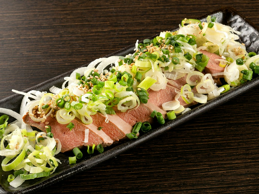 やわらかく、なめらかな『低温調理肉刺し　レバ刺しネギまみれ』