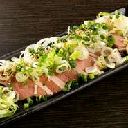 新鮮な豚レバをじっくりと低温調理。くさみが無く、なめらかでやわらかい食感がくせになると評判です。たっぷりのネギと、店自慢のゴマ塩ダレが絶妙なハーモニーを奏でます。