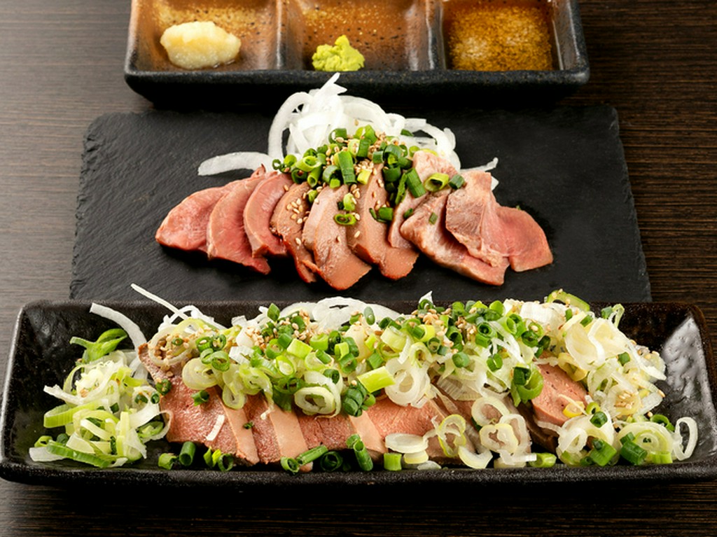 いろいろな食感を楽しめる『低温調理肉刺し　レバ・タン・ハツ3点盛り合わせ刺身』