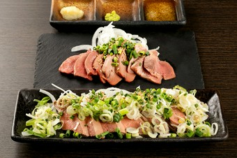 いろいろな食感を楽しめる『低温調理肉刺し　レバ・タン・ハツ3点盛り合わせ刺身』