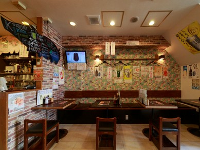 活気あふれる店内でくつろいでお過ごしください