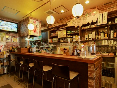 カウンターで落ち着いてお食事を