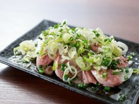 とろっとした食感で、苦手な方でも食べやすい『レバ刺しねぎまみれ』