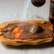 大判にスライスされた牛肉を、テーブルで直接バーナーで火入れをするライブ感満載の一皿です。マリアージュは、しっかりとした存在感のある赤ワインを合わせて。