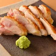 全国でも有数の生産量を誇る徳島県の「阿波尾鶏」。美しい焼き色になるまで皮目を丁寧に焼き上げ、おいしさを凝縮していきます。モモ肉の濃厚な旨みに山葵の風味が上質なアクセント。