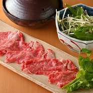 東京界隈では珍しい徳島の「阿波牛」がダイレクトに伝わるメニューです。上質な黒毛和牛の中でもサシが美しい部位を使用。たっぷりの野菜を肉で巻いて、自家製ポン酢に付けながら味わいます。