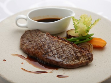 オーストラリア産　サーロインステーキ　　　　　　　　　　お好みのソースと共に