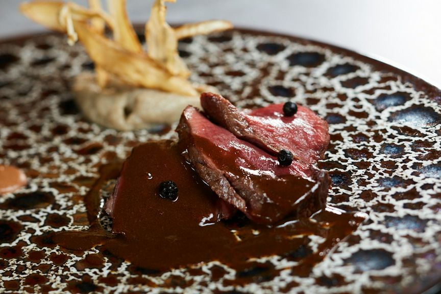 2種のソースでロゼ色に焼き上げたジビエをいただく『鹿〜』