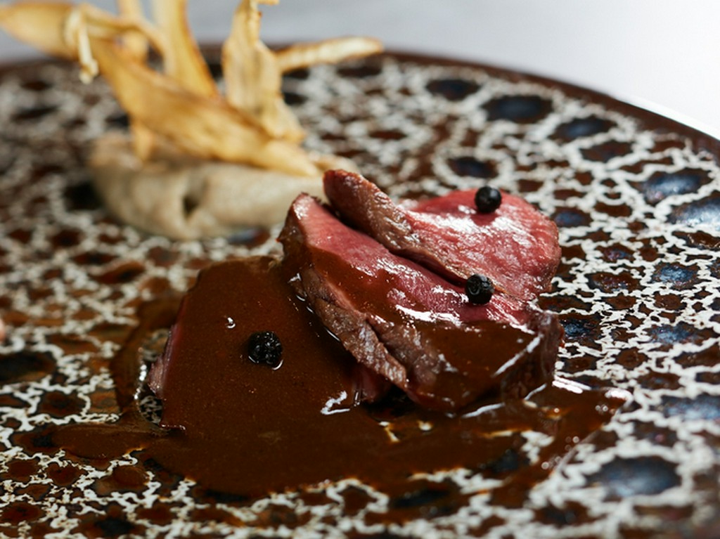 2種のソースでロゼ色に焼き上げたジビエをいただく『鹿～』