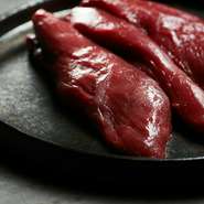 三重県美杉町から届く鹿肉は、罠で捕獲したもの。仕留めた後すぐに血抜きをしているため、ジビエ特有の臭みが少ないのが特徴です。鹿肉ならではの風味の強さや身の締まり方もお楽しみください。