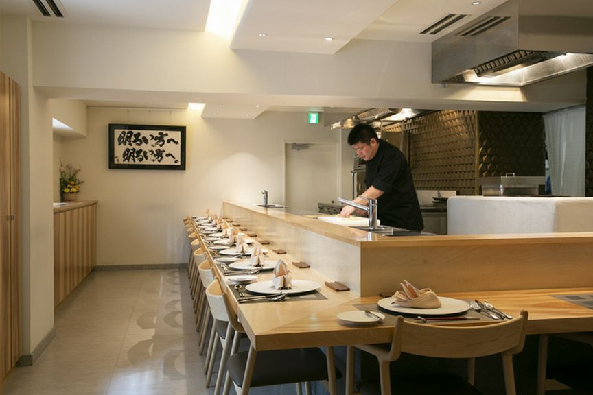 話題のレストランでシェフの楽しい語りと美味しい料理を共有する