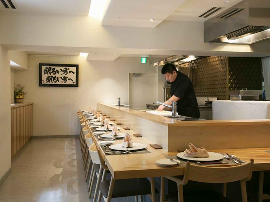 話題のレストランでシェフの楽しい語りと美味しい料理を共有する