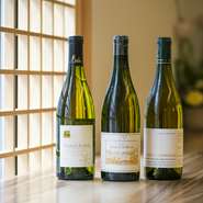 フランス全土からリストアップするワインはつくり手のこだわりが感じられる銘柄が多数。料理に合わせて様々なワインが登場するペアリングも人気です。