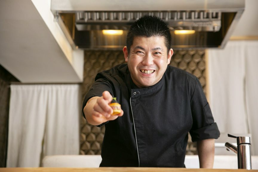 おまかせコースの始まりを告げるアミューズは直接、手渡しで