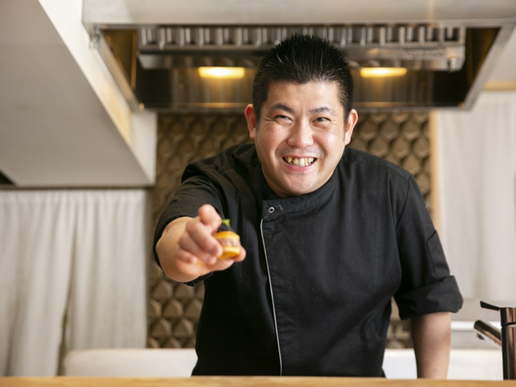 おまかせコースの始まりを告げるアミューズは直接、手渡しで