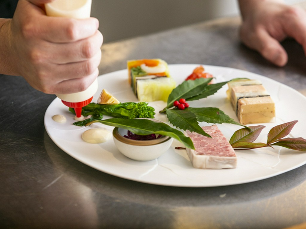 旬を迎える日本の食材も積極的に用いて季節感を表現