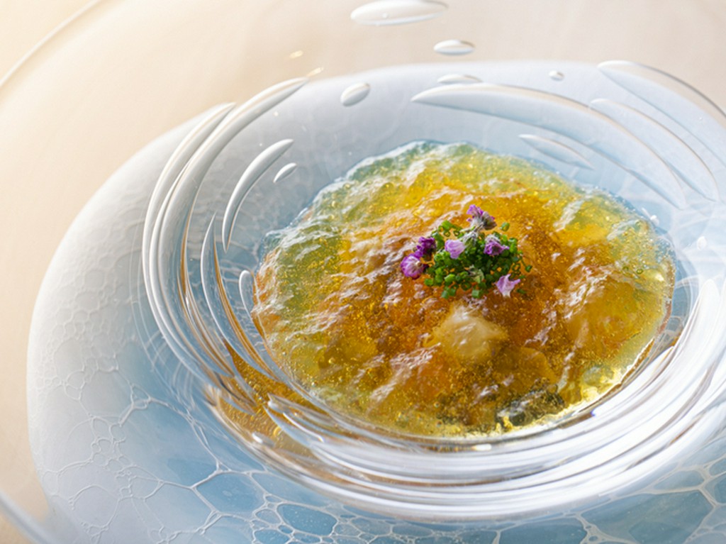 名店譲りのおいしさをブラッシュアップした『生うにとカリフラワーのムース コンソメゼリー寄せ』